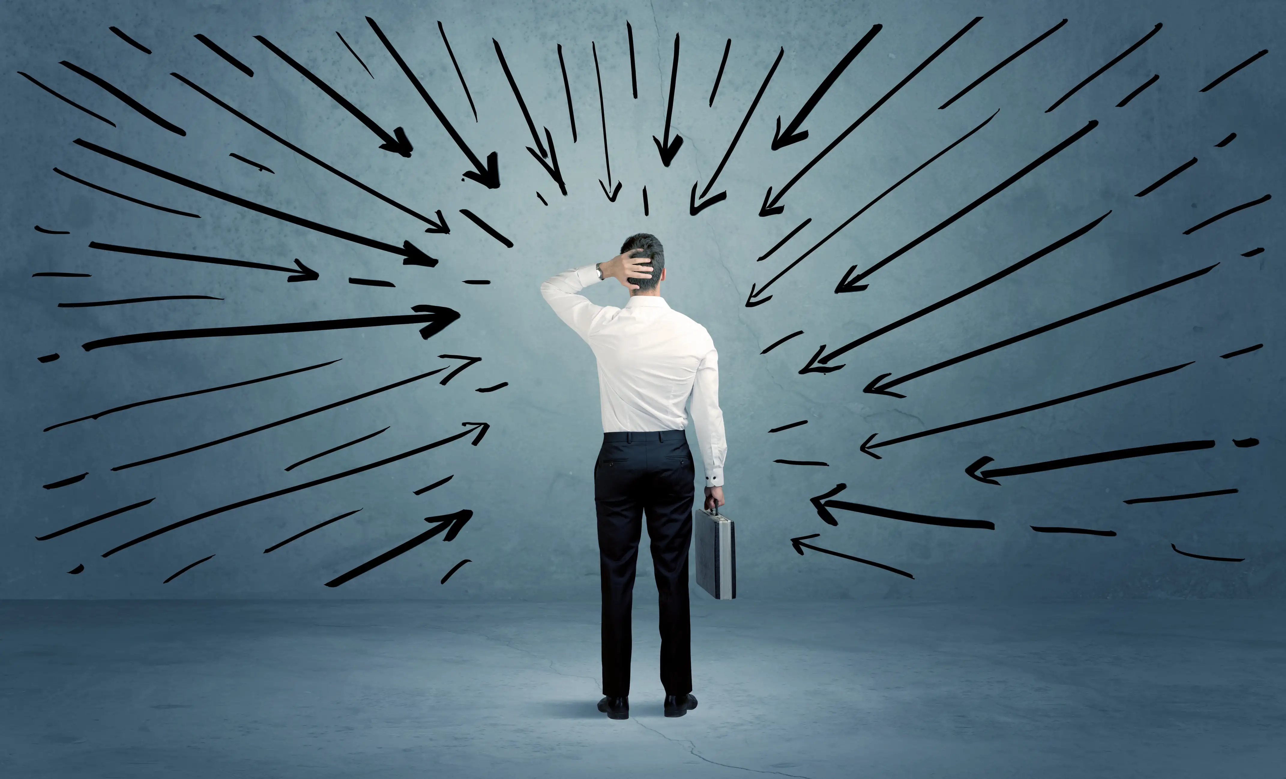 Führen in der Sandwichposition: Wenn der Druck von allen Seiten kommt